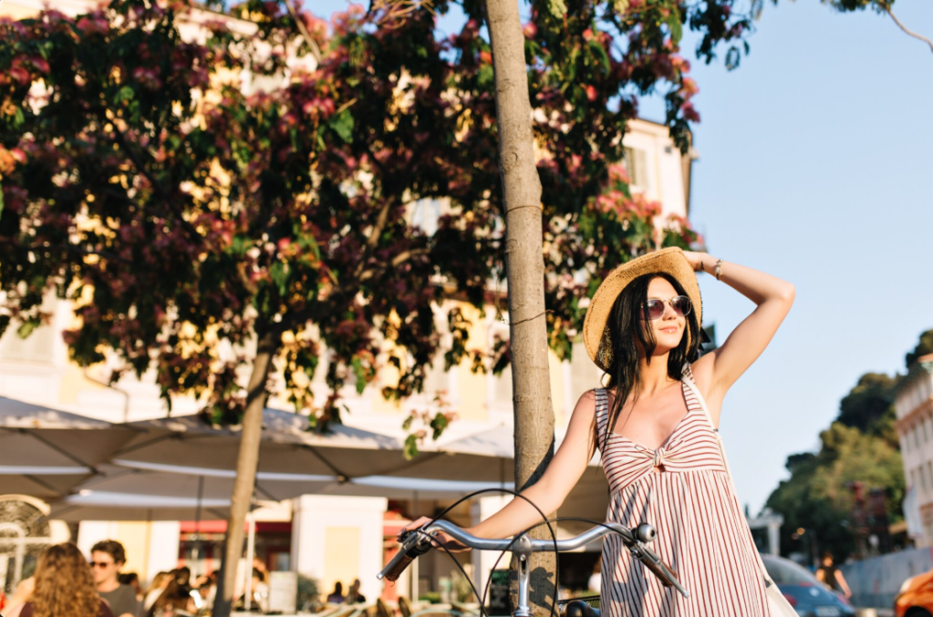 Vrouw in Italië met zonnig weer - Italieplanner