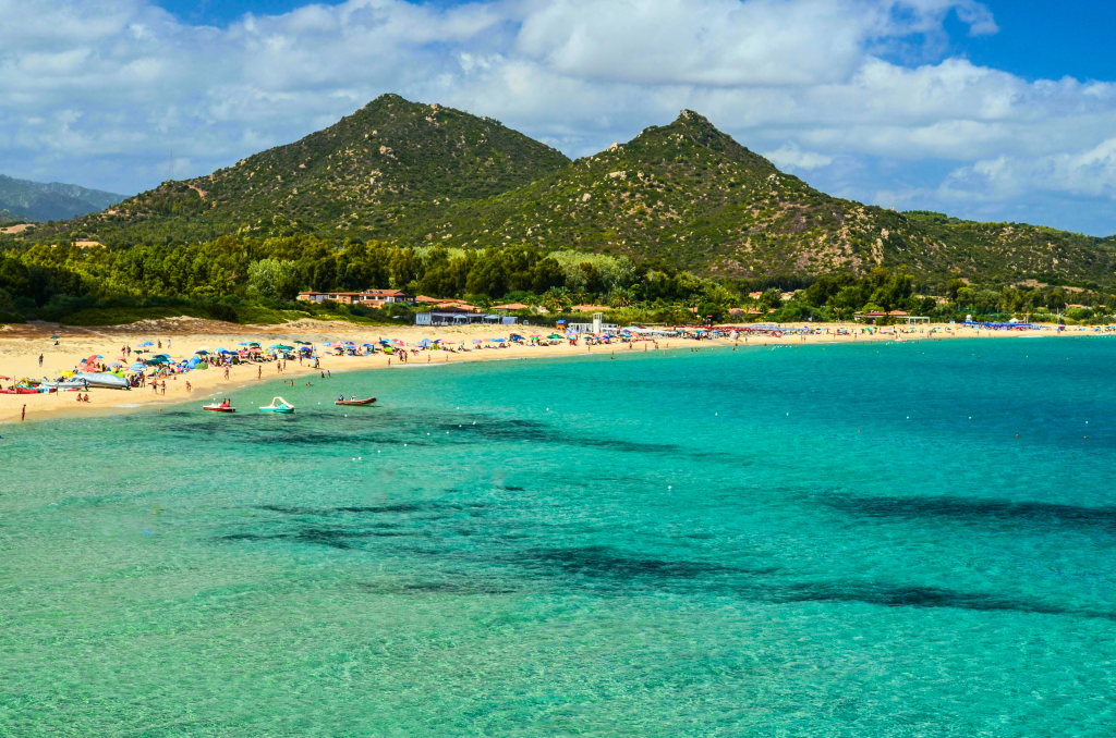 Strand met bergen op de achtergrond