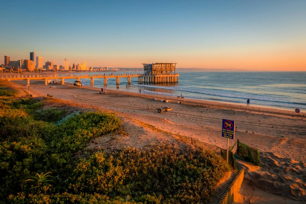 Strand van Durban met skyline van de stad
