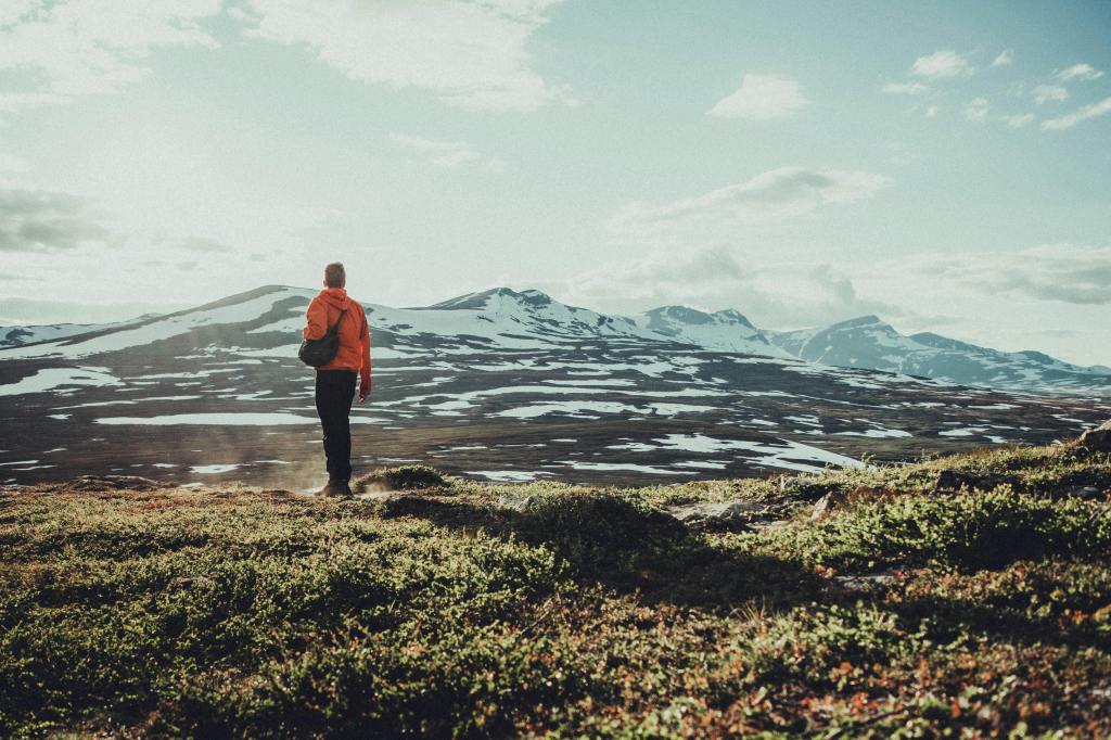 Man kijkt uit op besneeuwde bergen in Zweden