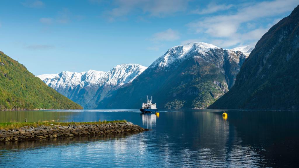 Boot vaart in fjorden in Noorwegen