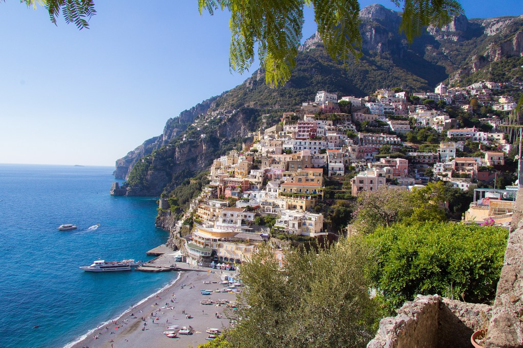 Kleurrijke huizen aan de kust van Amalfi