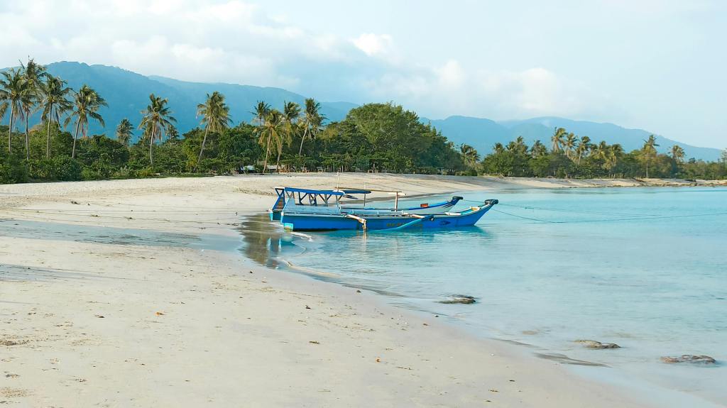 Bootje aangemeerd bij het strand op een Gili-eiland