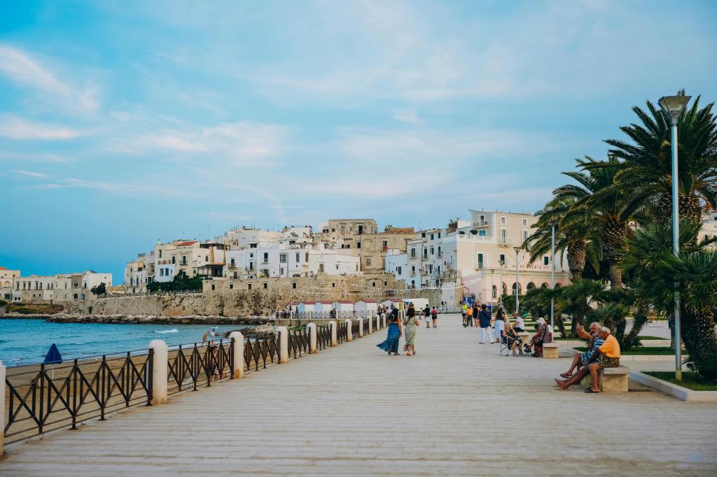 Uitzicht op de stad Puglia aan de kust