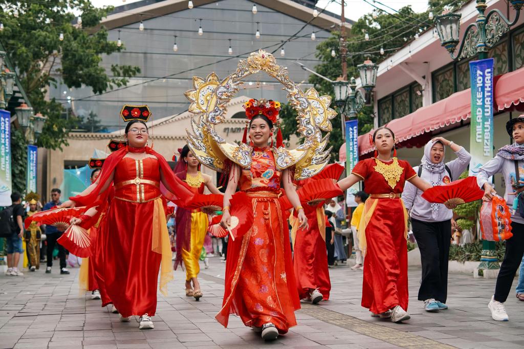 Traditioneel gekleedde vrouwen in een parade in Yogyakarta