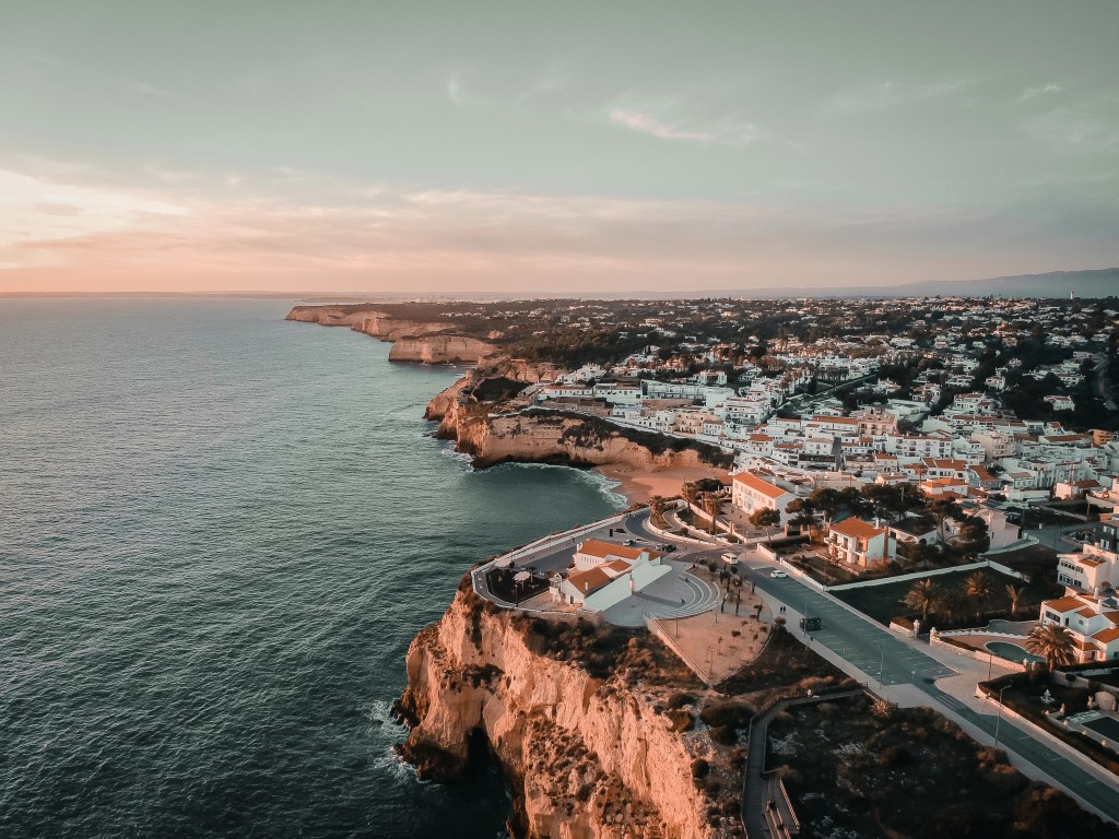 Witte huizen aan de kust in Faro